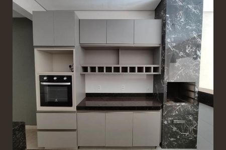 Cozinha de casa para alugar com 3 quartos, 220m² em Laranjeiras, Uberlândia