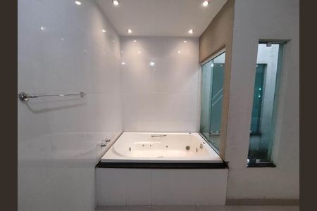 Casa para alugar com 220m², 3 quartos e 2 vagas Casa para alugar com 220m², 3 quartos e 2 vagasBanheiro