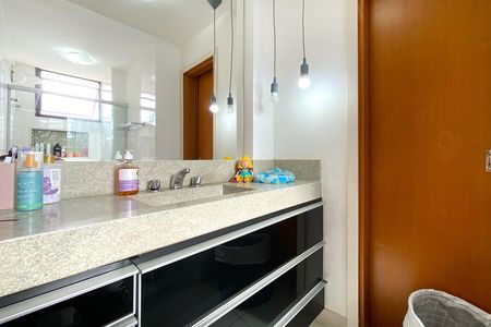 Apartamento à venda com 126m², 4 quartos e 3 vagas Apartamento à venda com 126m², 4 quartos e 3 vagasBanheiro das Semi suites