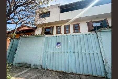 Casa à venda com 282m², 4 quartos e 3 vagasFachada