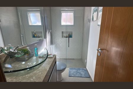 Casa de condomínio para alugar com 320m², 3 quartos e 6 vagas Casa de condomínio para alugar com 320m², 3 quartos e 6 vagasBanheiro da Suíte 2
