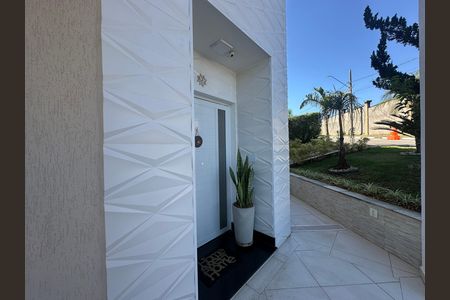 Casa de condomínio para alugar com 320m², 3 quartos e 6 vagas Casa de condomínio para alugar com 320m², 3 quartos e 6 vagasFachada