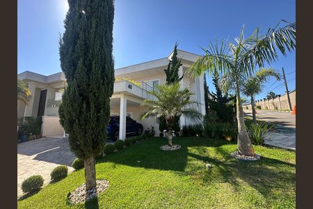Casa de condomínio para alugar com 320m², 3 quartos e 6 vagas Casa de condomínio para alugar com 320m², 3 quartos e 6 vagasFachada