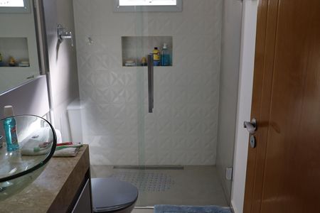 Casa de condomínio para alugar com 320m², 3 quartos e 6 vagas Casa de condomínio para alugar com 320m², 3 quartos e 6 vagasBanheiro da Suíte 2