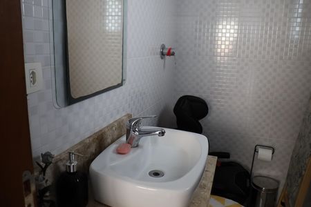 Casa de condomínio para alugar com 320m², 3 quartos e 6 vagas Casa de condomínio para alugar com 320m², 3 quartos e 6 vagasBanheiro de serviço