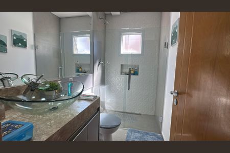 Casa de condomínio para alugar com 320m², 3 quartos e 6 vagas Casa de condomínio para alugar com 320m², 3 quartos e 6 vagasBanheiro da Suíte 2