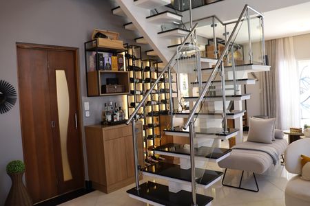 Casa de condomínio para alugar com 320m², 3 quartos e 6 vagas Casa de condomínio para alugar com 320m², 3 quartos e 6 vagasEscada