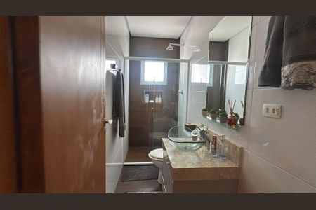 Casa de condomínio para alugar com 320m², 3 quartos e 6 vagas Casa de condomínio para alugar com 320m², 3 quartos e 6 vagasBanheiro da Suíte 1