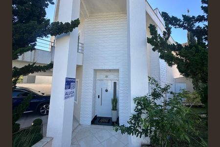 Casa de condomínio para alugar com 320m², 3 quartos e 6 vagas Casa de condomínio para alugar com 320m², 3 quartos e 6 vagasFachada