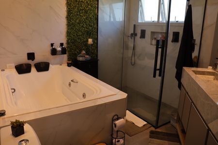 Casa de condomínio para alugar com 320m², 3 quartos e 6 vagas Casa de condomínio para alugar com 320m², 3 quartos e 6 vagasBanheiro da Suíte 3