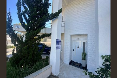 Casa de condomínio para alugar com 320m², 3 quartos e 6 vagas Casa de condomínio para alugar com 320m², 3 quartos e 6 vagasFachada