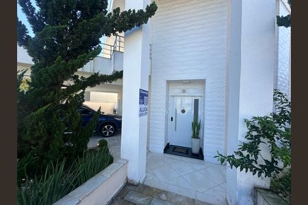 Casa de condomínio para alugar com 320m², 3 quartos e 6 vagas Casa de condomínio para alugar com 320m², 3 quartos e 6 vagasFachada