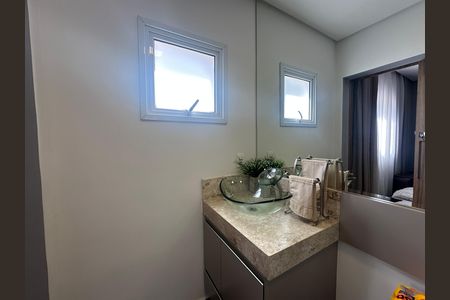 Casa de condomínio para alugar com 320m², 3 quartos e 6 vagas Casa de condomínio para alugar com 320m², 3 quartos e 6 vagasBanheiro social