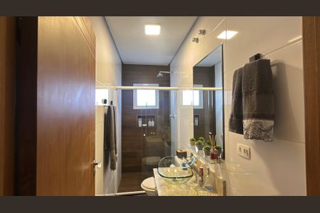 Casa de condomínio para alugar com 320m², 3 quartos e 6 vagas Casa de condomínio para alugar com 320m², 3 quartos e 6 vagasBanheiro da Suíte 1