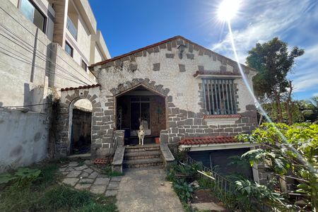 Casa à venda com 320m², 3 quartos e 3 vagas Casa à venda com 320m², 3 quartos e 3 vagasEntrada