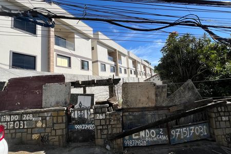 Casa à venda com 320m², 3 quartos e 3 vagas Casa à venda com 320m², 3 quartos e 3 vagasFachada