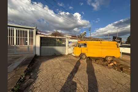Casa à venda com 340m², 4 quartos e 6 vagas Casa à venda com 340m², 4 quartos e 6 vagasFachada longe