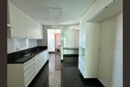 Apartamento para alugar com 200m², 4 quartos e 3 vagas