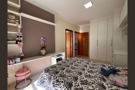 Casa de condomínio à venda com 331m², 5 quartos e 4 vagas