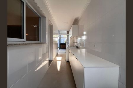 Casa de condomínio à venda com 331m², 5 quartos e 4 vagas