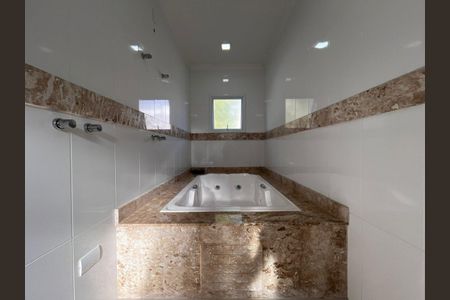 Casa de condomínio à venda com 331m², 5 quartos e 4 vagas