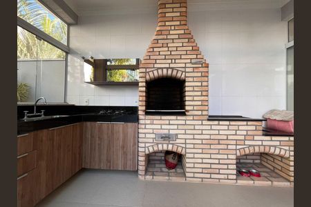 Casa de condomínio à venda com 331m², 5 quartos e 4 vagas