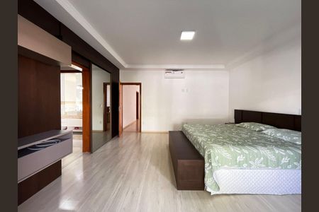 Casa de condomínio à venda com 331m², 5 quartos e 4 vagas