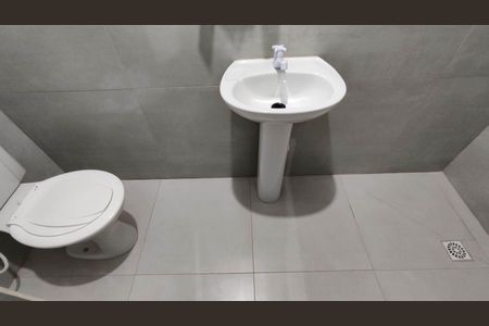 Banheiro de casa para alugar com 1 quarto, 20m² em Vila Santa Margarida, Ferraz de Vasconcelos
