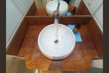 Apartamento à venda com 64m², 2 quartos e 1 vaga Apartamento à venda com 64m², 2 quartos e 1 vagaBanheiro pia