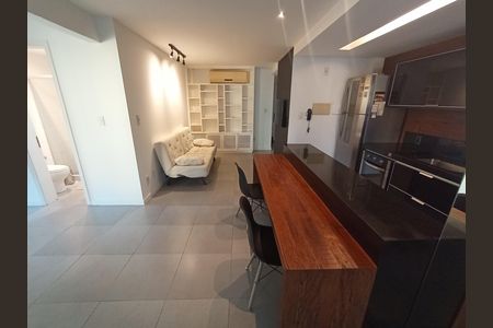 Apartamento à venda com 64m², 2 quartos e 1 vaga Apartamento à venda com 64m², 2 quartos e 1 vagaSala e cozinha americana