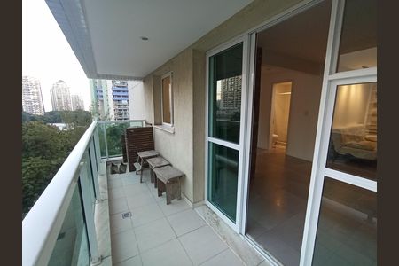 Apartamento à venda com 64m², 2 quartos e 1 vaga Apartamento à venda com 64m², 2 quartos e 1 vagaVaranda