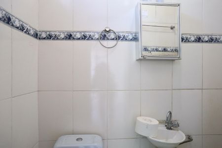Banheiro de casa para alugar com 2 quartos, 55m² em Cachoeirinha, Belo Horizonte