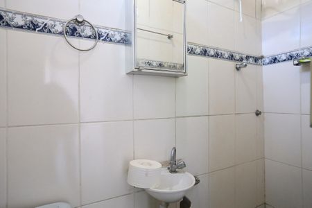 Banheiro de casa para alugar com 2 quartos, 55m² em Cachoeirinha, Belo Horizonte