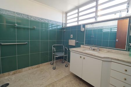 Apartamento à venda com 220m², 4 quartos e 2 vagasBanheiro da suíte