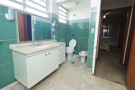 Apartamento à venda com 220m², 4 quartos e 2 vagasBanheiro da suíte