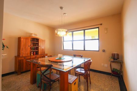 Casa à venda com 407m², 4 quartos e 4 vagas