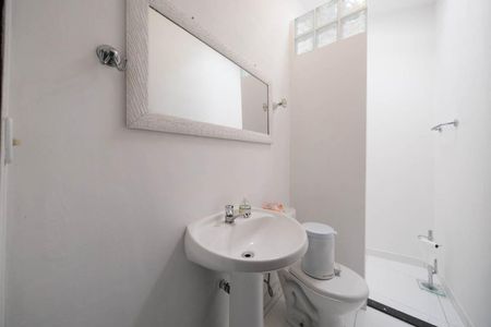 Banheiro de casa para alugar com 1 quarto, 70m² em Jardim Triana, São Paulo