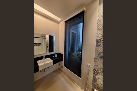 Casa de condomínio à venda com 340m², 4 quartos e 1 vaga Casa de condomínio à venda com 340m², 4 quartos e 1 vagaBanheiro da Suíte 2