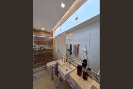 Casa de condomínio à venda com 340m², 4 quartos e 1 vaga Casa de condomínio à venda com 340m², 4 quartos e 1 vagaBanheiro da Suíte 1