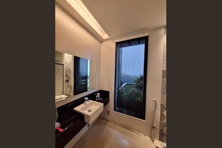 Casa de condomínio à venda com 340m², 4 quartos e 1 vaga Casa de condomínio à venda com 340m², 4 quartos e 1 vagaBanheiro da Suíte 2