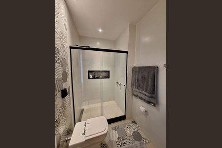 Casa de condomínio à venda com 340m², 4 quartos e 1 vaga Casa de condomínio à venda com 340m², 4 quartos e 1 vagaBanheiro da Suíte 2