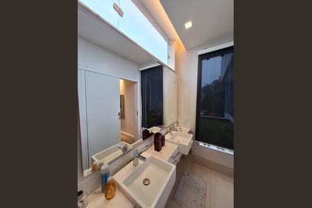 Casa de condomínio à venda com 340m², 4 quartos e 1 vaga Casa de condomínio à venda com 340m², 4 quartos e 1 vagaBanheiro da Suíte 1