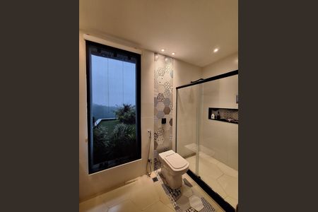 Casa de condomínio à venda com 340m², 4 quartos e 1 vaga Casa de condomínio à venda com 340m², 4 quartos e 1 vagaBanheiro da Suíte 2