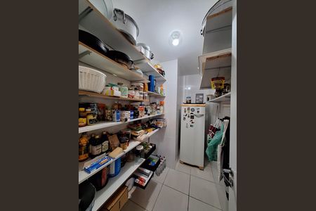 Casa de condomínio à venda com 340m², 4 quartos e 1 vaga Casa de condomínio à venda com 340m², 4 quartos e 1 vagaDespensa