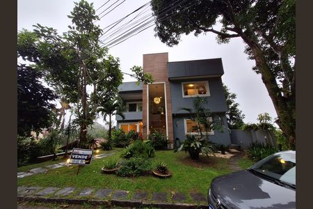 Casa de condomínio à venda com 340m², 4 quartos e 1 vaga Casa de condomínio à venda com 340m², 4 quartos e 1 vagaFachada