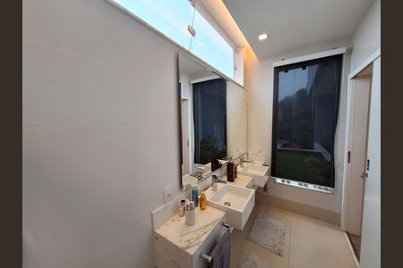 Banheiro da Suíte 1 de casa de condomínio à venda com 4 quartos, 340m² em Pendotiba, Niterói