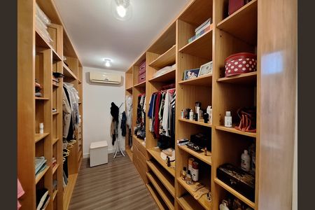 Casa de condomínio à venda com 340m², 4 quartos e 1 vaga Casa de condomínio à venda com 340m², 4 quartos e 1 vagaCloset
