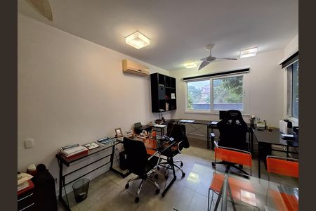 Casa de condomínio à venda com 340m², 4 quartos e 1 vaga Casa de condomínio à venda com 340m², 4 quartos e 1 vagaEscritório