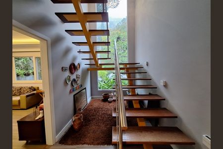 Casa de condomínio à venda com 340m², 4 quartos e 1 vaga Casa de condomínio à venda com 340m², 4 quartos e 1 vagaEscada