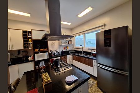 Casa de condomínio à venda com 340m², 4 quartos e 1 vaga Casa de condomínio à venda com 340m², 4 quartos e 1 vagaCozinha e Área de Serviço